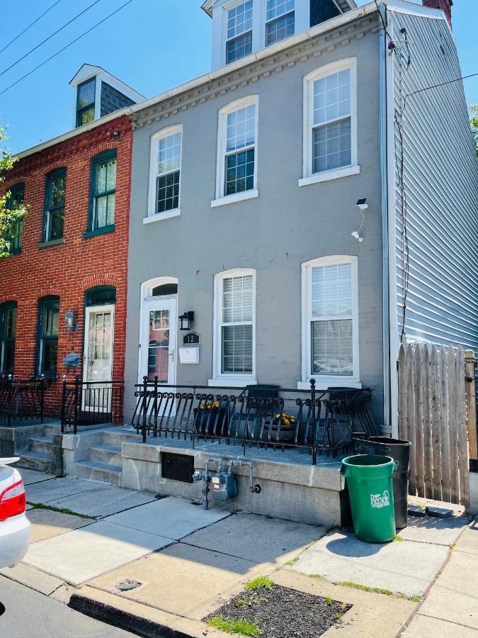 Industrial Brick Townhouse In Downtown Lancaster Exterior foto